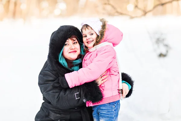 Mãe com sua filha no parque de inverno — Fotografia de Stock