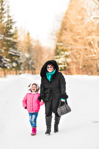 Mãe com sua filha no parque de inverno — Fotografia de Stock