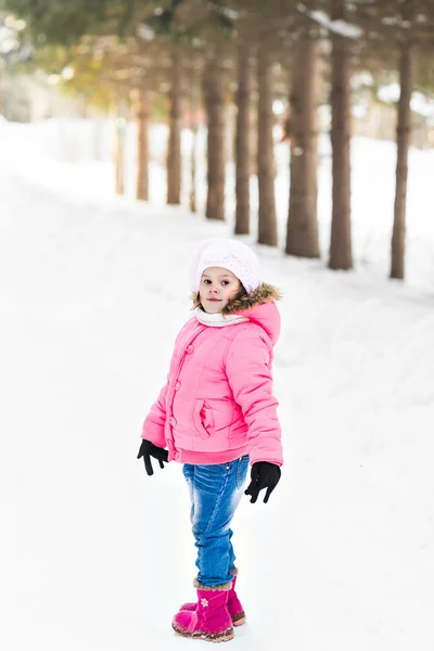Портрет забавного ребенка в зимнем парке — стоковое фото