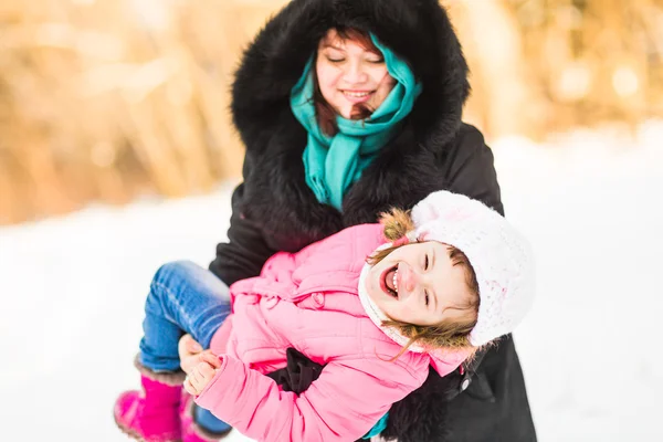 Mãe com sua filha no parque de inverno — Fotografia de Stock