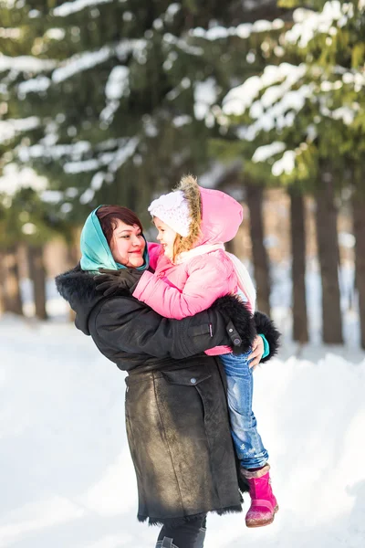 Mãe e filha apaixonadas, paisagem de inverno — Fotografia de Stock