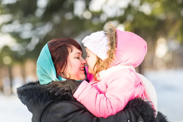 Mãe e filha apaixonadas, paisagem de inverno — Fotografia de Stock