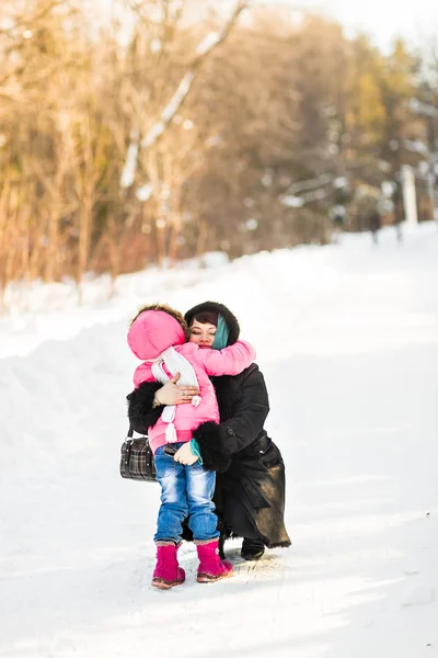 Mãe com sua filha no parque de inverno — Fotografia de Stock