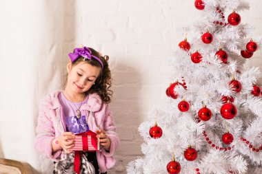 Mutlu çocuk Noel hediye kutusu açma