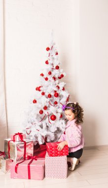 Noel hediye kutusu ile mutlu bir çocuk