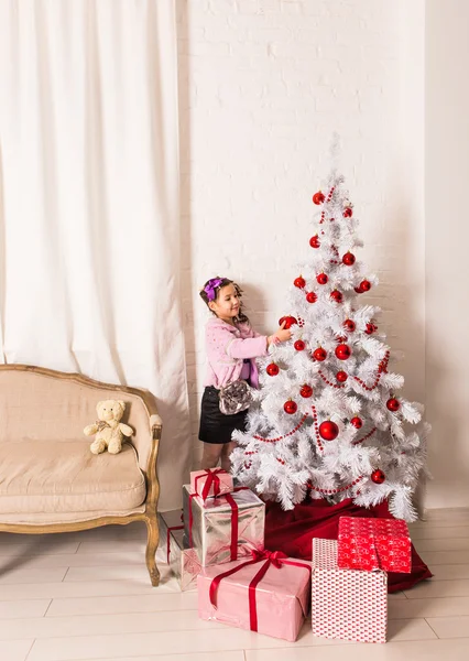 Πορτρέτο του ευτυχισμένου κοριτσιού διακόσμηση χριστουγεννιάτικο δέντρο — Φωτογραφία Αρχείου