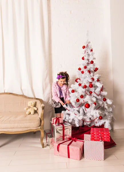 Retrato de niña feliz decorando árbol de Navidad — Foto de Stock