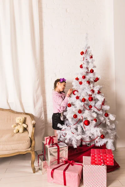 Πορτρέτο του ευτυχισμένου κοριτσιού διακόσμηση χριστουγεννιάτικο δέντρο — Φωτογραφία Αρχείου