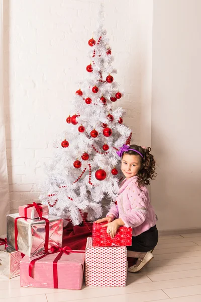 Щаслива дитина з різдвяною подарунковою коробкою — стокове фото