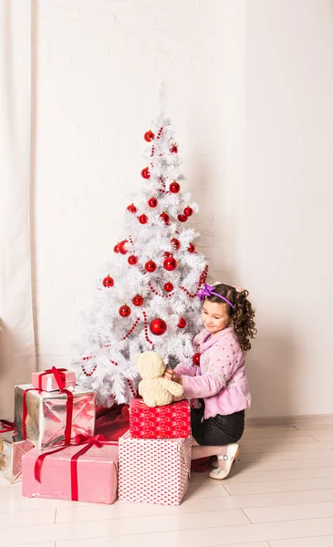 Ευτυχισμένο παιδί με χριστουγεννιάτικο δώρο — Φωτογραφία Αρχείου