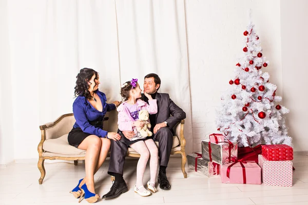 Retrato de família de Natal em casa férias sala de estar, caixa de presente presente, casa de decoração por árvore de Natal — Fotografia de Stock