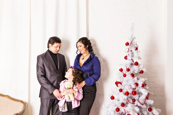 Rodina s dárky u vánočního stromu — Stock fotografie