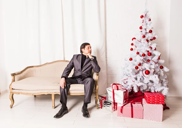 男性とプレゼントとクリスマス ツリー — ストック写真