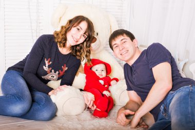 Genç, mutlu bir aile oda iç