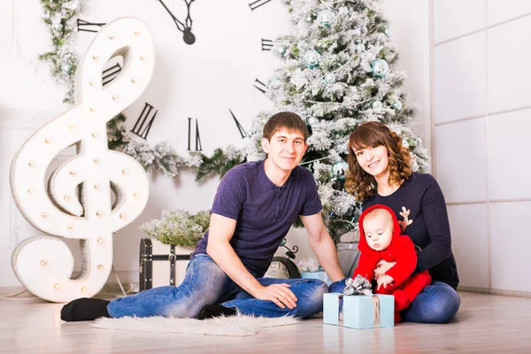 Kerstmis familieportret In huis vakantie woonkamer, huis versieren van een kerstboom — Stockfoto