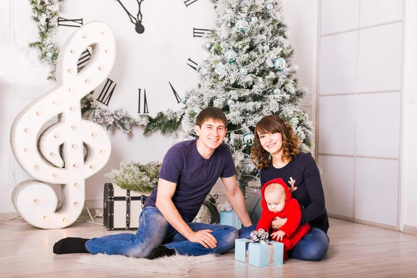 Kerstmis familieportret In huis vakantie woonkamer, huis versieren van een kerstboom — Stockfoto