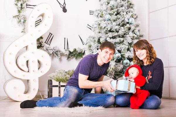 Kerstmis familieportret In het huis, huis verfraaien door kerstboom — Stockfoto