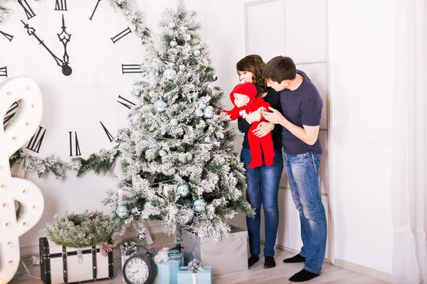 Ritratto di famiglia di Natale in casa, Decorazione della casa dall'albero di Natale — Foto Stock