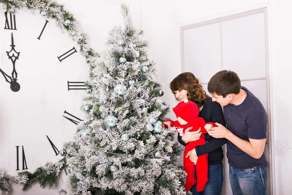 Ritratto di famiglia di Natale in casa, Decorazione della casa dall'albero di Natale — Foto Stock