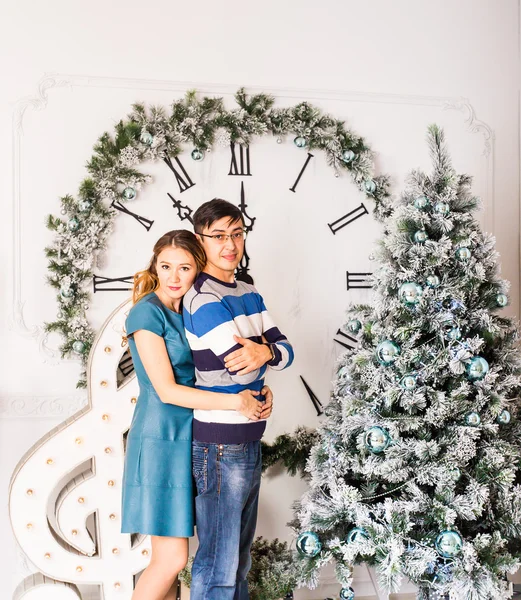 Natale Couple.Happy sorridente famiglia a casa celebrating.New Anno Persone — Foto Stock