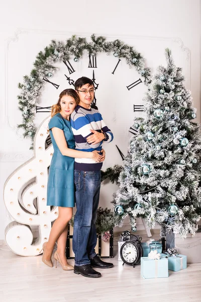 Het vieren van Kerstmis Couple.Happy Smiling familie thuis. Nieuwjaar mensen — Stockfoto