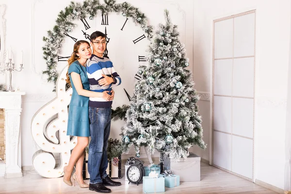 Natale Couple.Happy sorridente famiglia a casa celebrating.New Anno Persone — Foto Stock