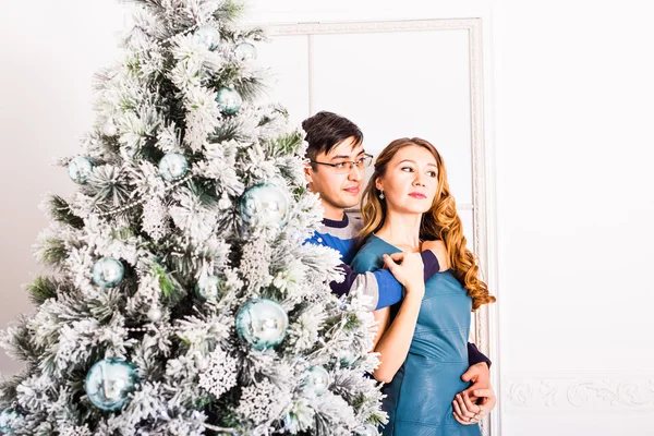 Vánoční Couple.Happy s úsměvem rodina doma slaví. Nový rok lidi — Stock fotografie