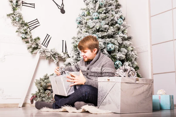 Gelukkig man met geschenken — Stockfoto