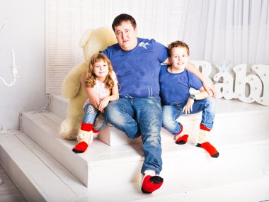 oğlu ve kızı ile mutlu baba