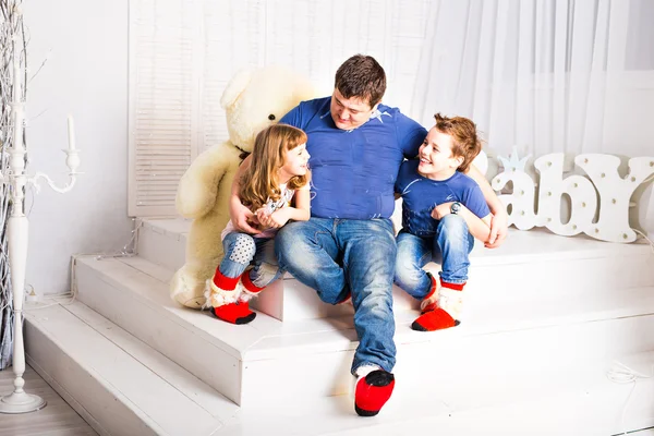 Pai feliz com seu filho e filha — Fotografia de Stock