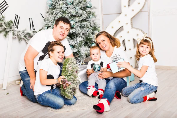 Boże Narodzenie portret rodziny w domu wakacje salon, dziecięce i niemowlęce z obecnych pudełko, dom dekoracyjne drzewo Xmas — Zdjęcie stockowe