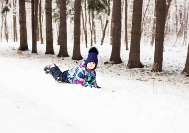 küçük kız kar ile oynama