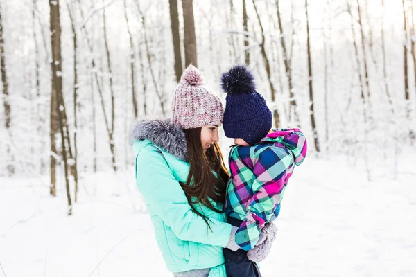 Heureux famille mère et enfant bébé fille sur une promenade d'hiver dans les bois — Photo