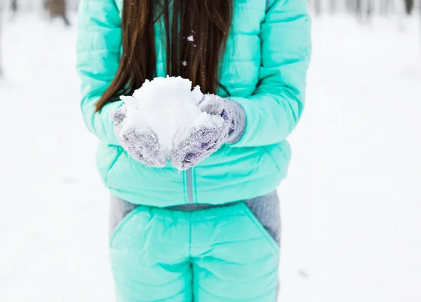 Menina segurando neve nas mãos — Fotografia de Stock