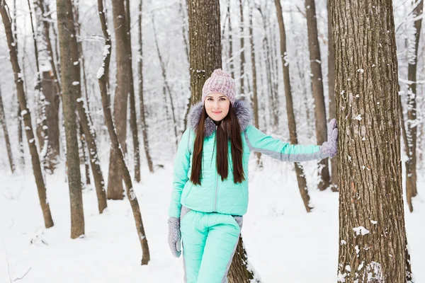 Szép fiatal lány séta a téli erdő — Stock Fotó