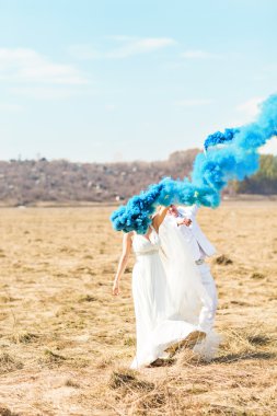 Evlilik çift parkta mavi dumanlı