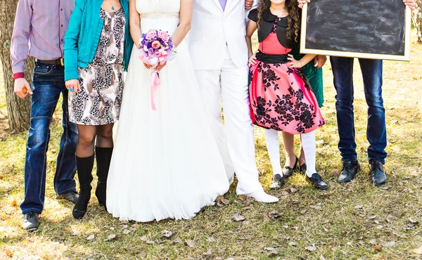 Novio y novia con invitados — Foto de Stock