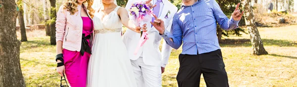 Novio y novia con invitados — Foto de Stock