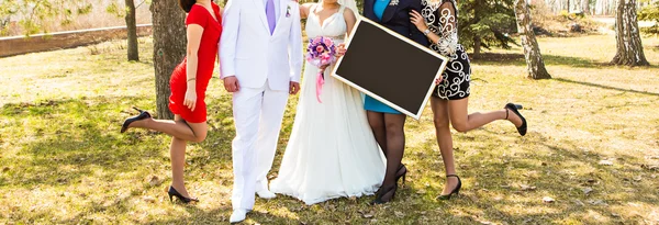 Ženich a nevěsta s hosty — Stock fotografie