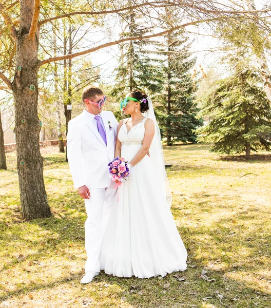 Jovem casal de casamento em óculos grandes engraçados — Fotografia de Stock