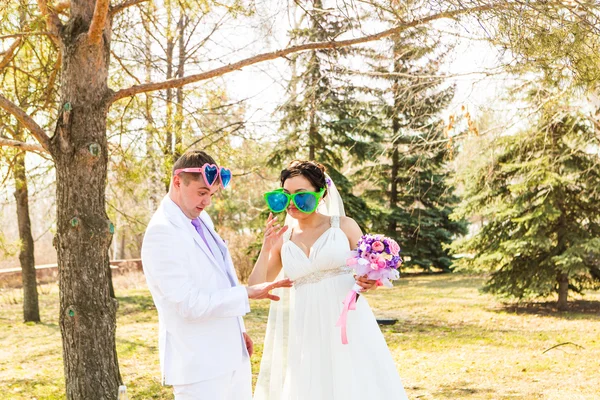 Para młoda ślub w duże okulary — Zdjęcie stockowe