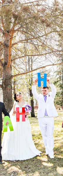 Novia feliz y novio sosteniendo cartas — Foto de Stock