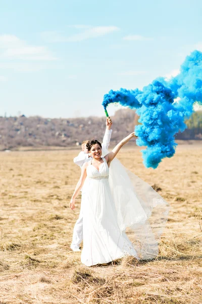 Evlilik çift parkta mavi dumanlı — Stok fotoğraf