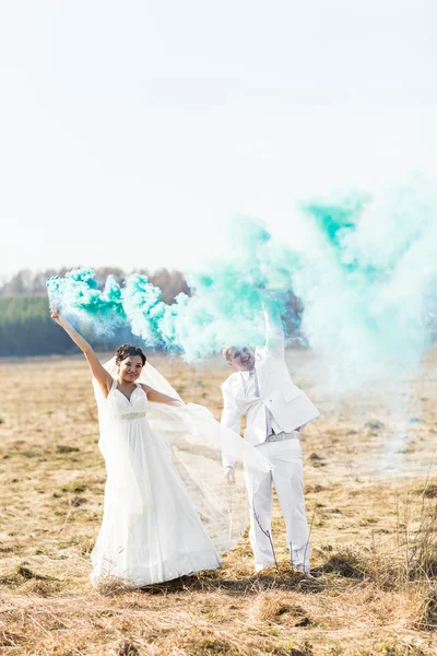 Весільна пара з синім димом в парку — стокове фото