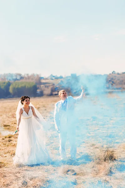 Весільна пара з синім димом в парку — стокове фото