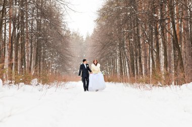 Gelin ve damat kış ormanda