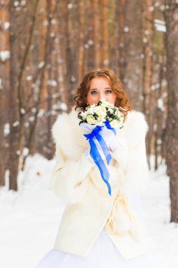 Kışın gelin ve gelin buketi.