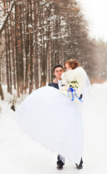 Bruden och brudgummen i vinter skogen — Stockfoto