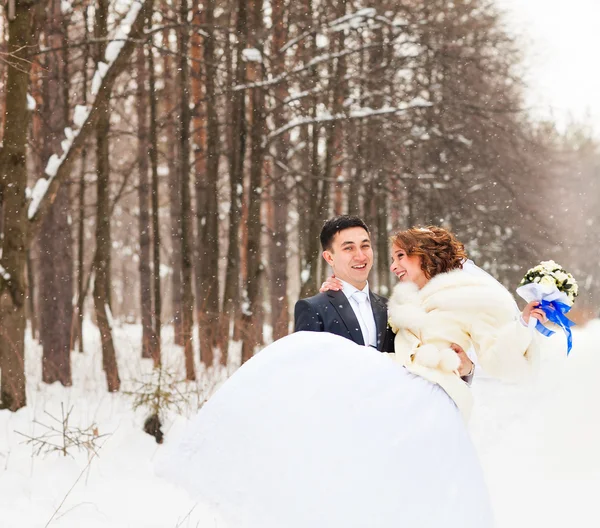 Menyasszony és a vőlegény a téli erdőben — Stock Fotó