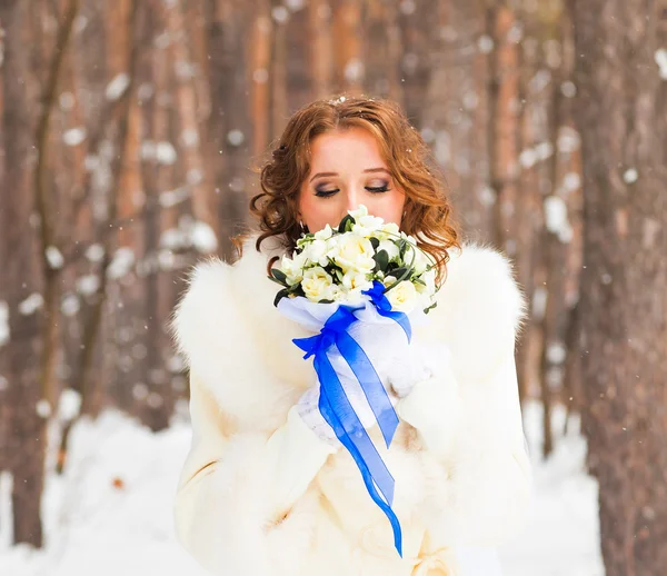 Bukiet panny młodej i dla nowożeńców w zimie. — Zdjęcie stockowe